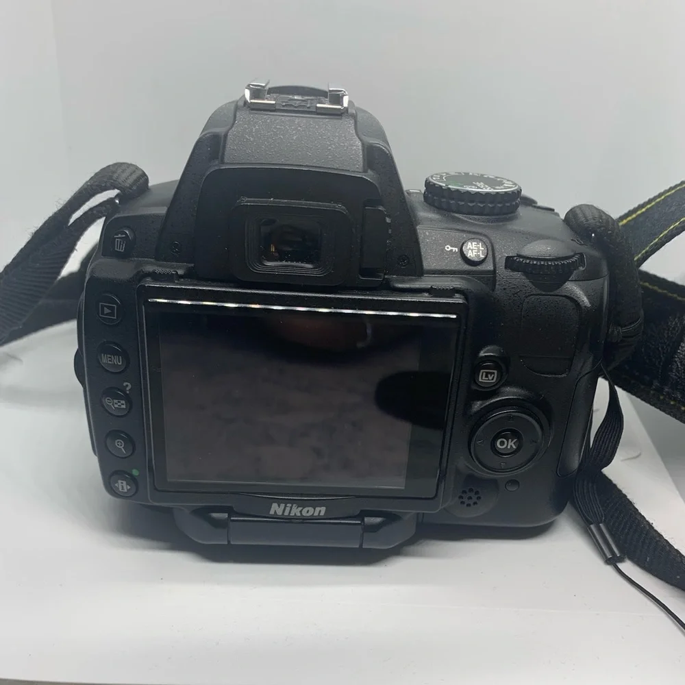 Nikon D5000 BUNDLE. Camera, purse, extra lens, and Speedlight. Great condition.